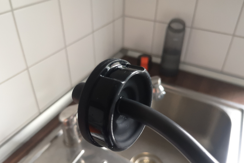 Inserting the drinking straw into the mouthpiece of the Air Up bottle